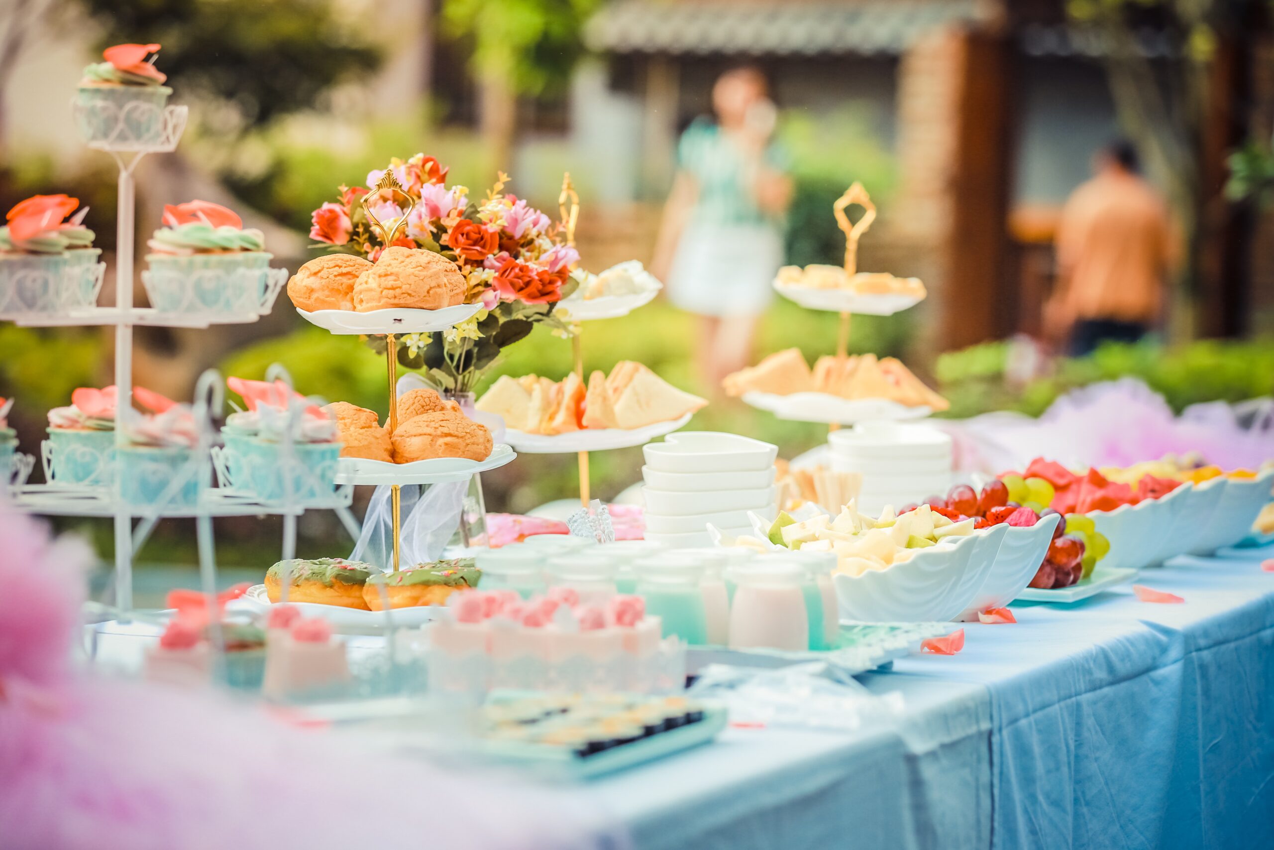Foto door fu zhichao: https://www.pexels.com/nl-nl/foto/verschillende-desserts-op-een-tafel-bedekt-met-babyblauwe-hoes-587741/